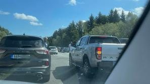 Vzvratno po reševalnem pasu na avtocesti