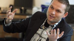 Sebastjan Vežnaver je povedal, da nima nobenih zvez, prek katerih bi bil izbran.