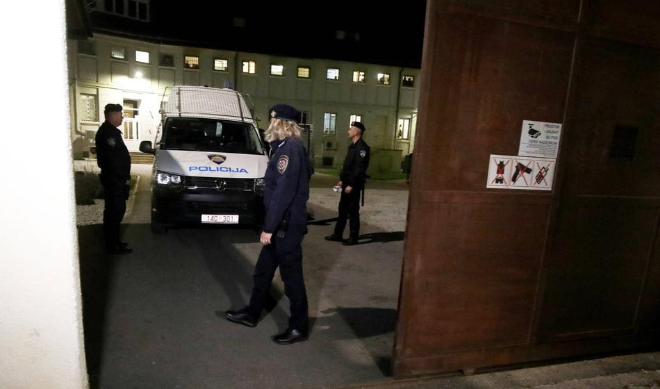 Sprva se je branila s prostosti, ko je zanosila, so jo takoj zaprli