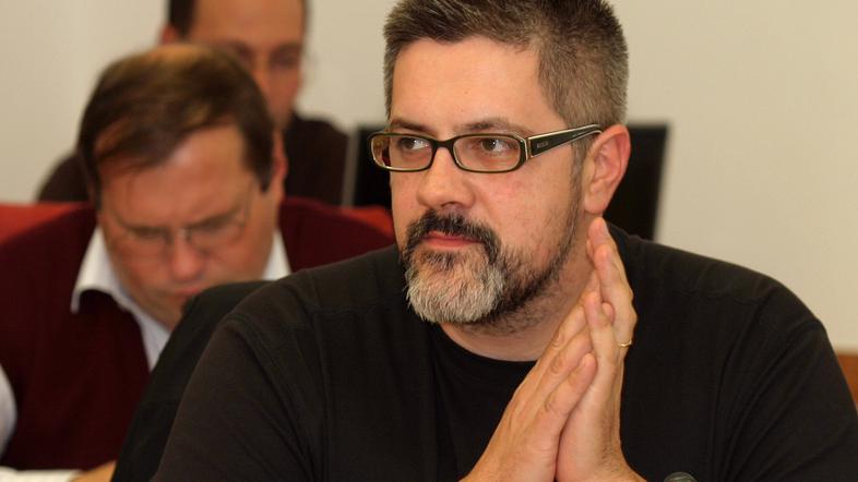 "To se mi zdi neprimerno. Sprašujem se, ali je sploh mogoče sklicati koresponden