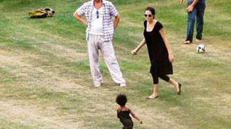 Mama Angelina po 11 dneh po porodu že živahno teka naokoli.