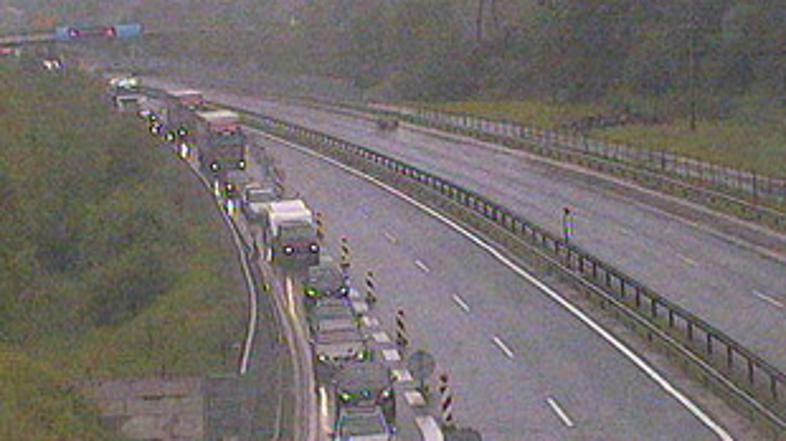 Kolona na avtocesti 