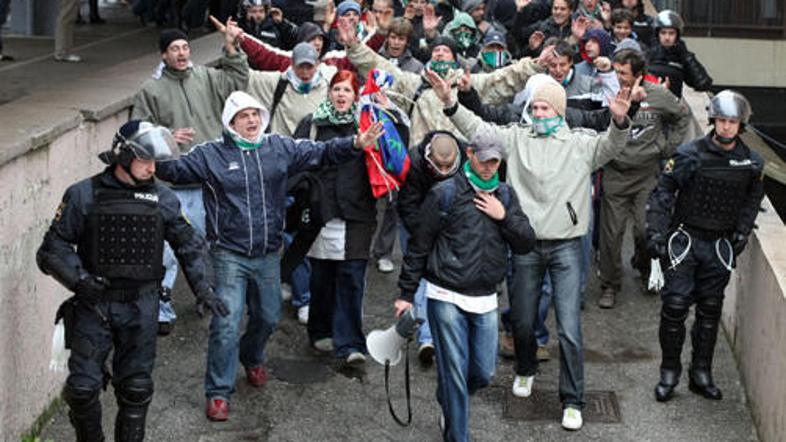 V sredo so imeli navijači z zelenimi obeležji (majicami, šali, kapami) prepoveda