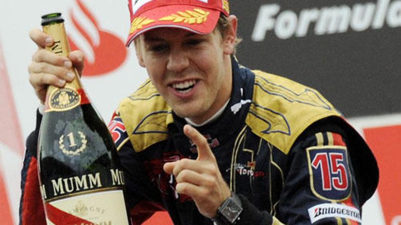 Vettel je sebi in Bikcem privozil prvo zmago.