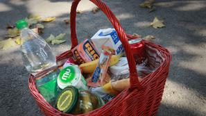 slovenija 24.9.2012 Skofja Loka, kosarica, hrana, trgovina Tus, foto:Spela Mohor