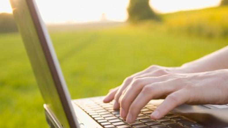 Prenosnik je varčnejša odločitev kot namizni računalnik.