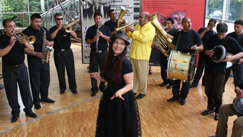 Festival bo odprl nastop trobilske skupine Karandila Gypsy Brass Orchestra.