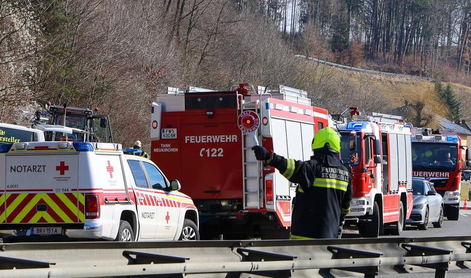 Med letom trčili letali, dve osebi umrli