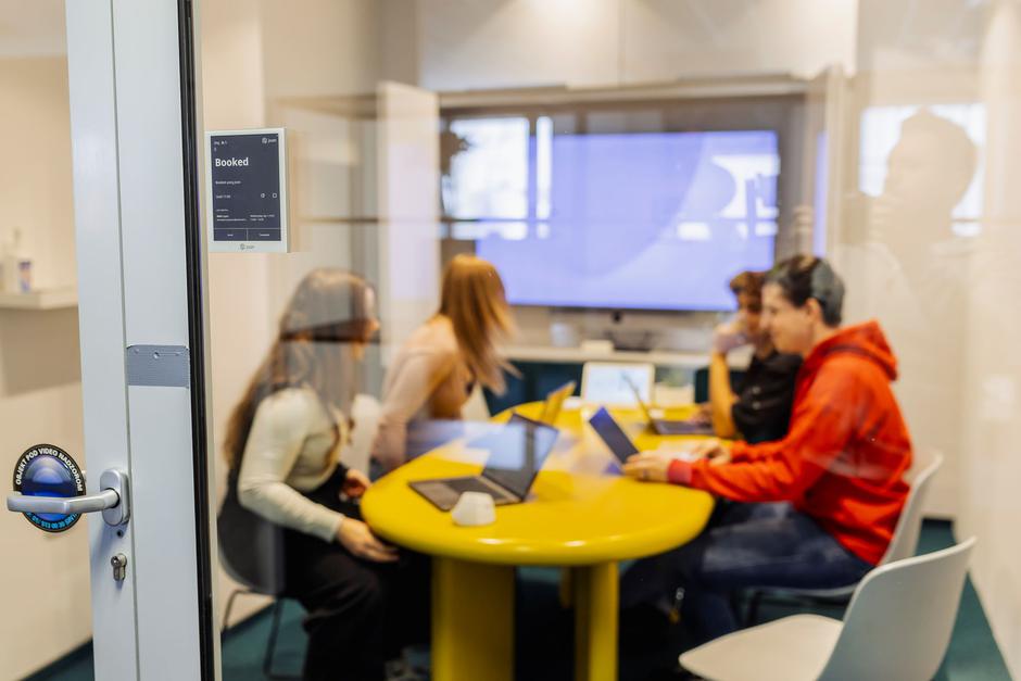 Zaposleni za steklenimi vrati | Avtor: Aleksandar Domitrica