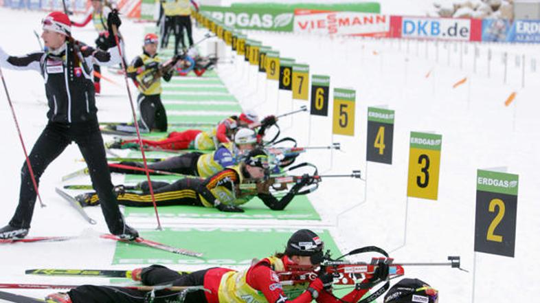 Danes so biatlonci na Pokljuki še trenirali, jutri sledi prva tekma. (Foto: Črt 