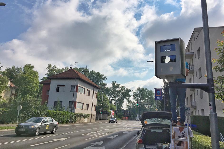 Postavitev novih ohišij za merilnik hitrosti v Ljubljani.