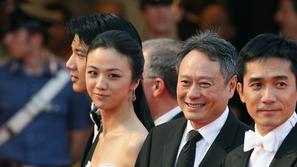 Glavna igralca Tang Wei in Tony Leung, med njima režiser Ang Lee