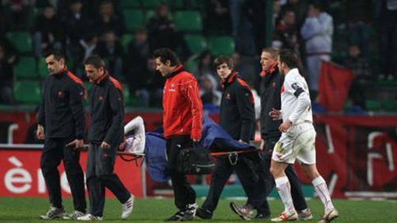 Nesrečnega Jonathana Lacourta so z nosili odnesli z igrišča.