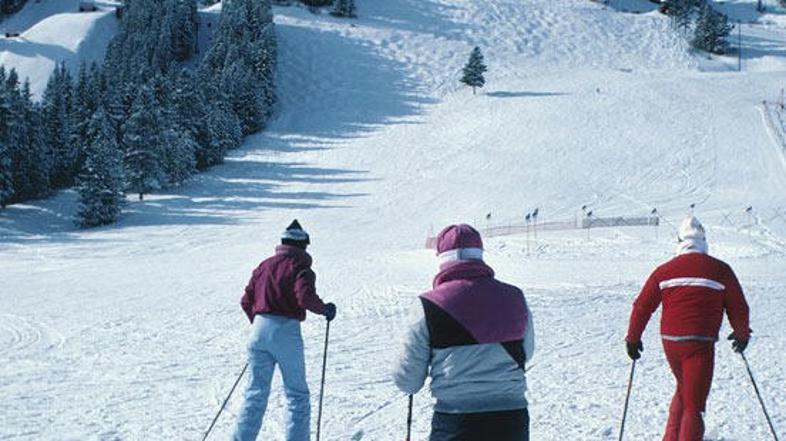 Poškodovana smučarja so oskrbeli gorski reševalci in zdravnik.