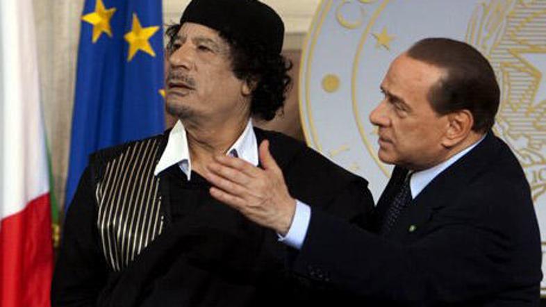Gadafi je včeraj v pogovoru prijatelju Silviu Berlusconiju zatrdil, da je Libija