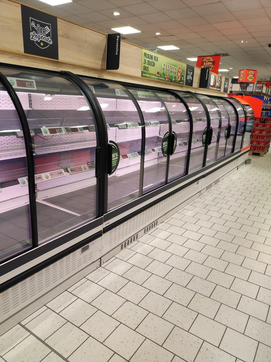 Prazne police z živili v trgovini | Avtor: Poslal bralec