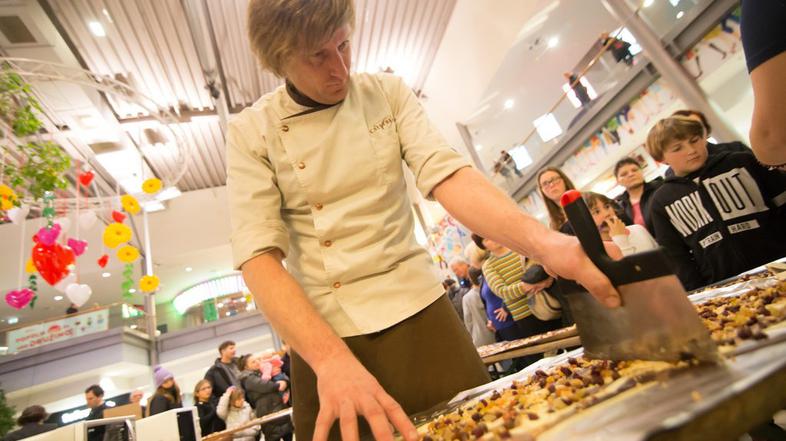 Gorazd Potočnik v pripravi čokolade pred obiskovalci