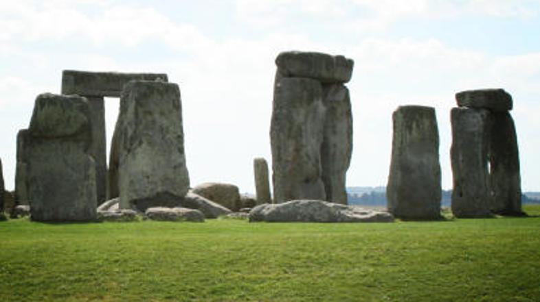 Otroški grob, kjer so našli igračko, se nahaja zelo blizu znamenitega Stonehenge
