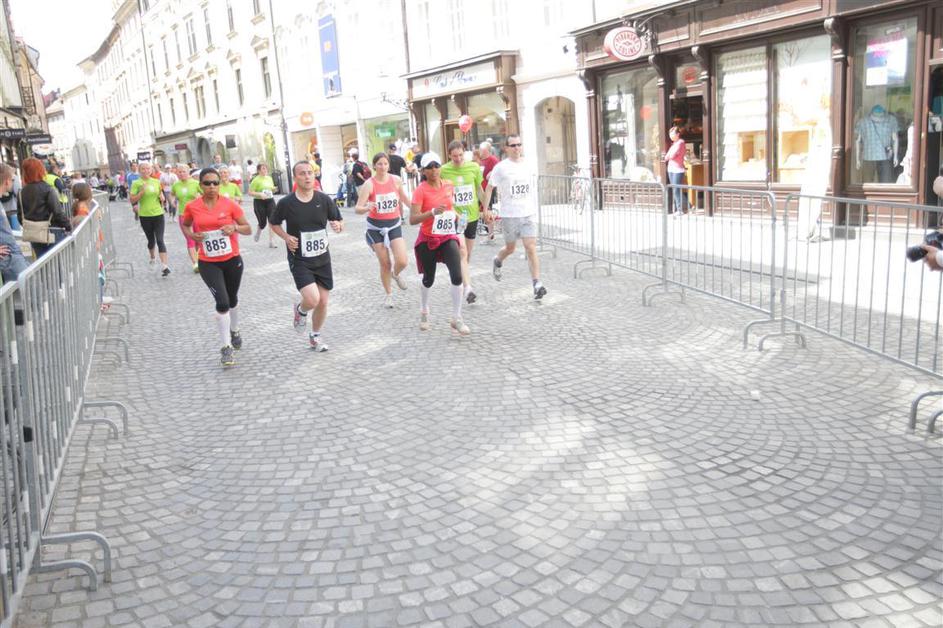 Če želite visokoresolucijsko fotografijo, nam pošljite elektronsko sporočilo na 