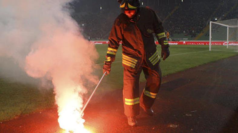 Navijači Dinama iz Zagreba so začasno prekinili tekmo.