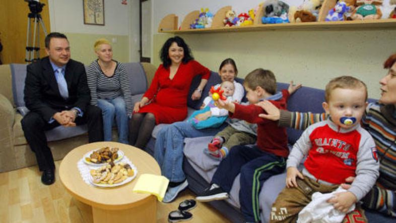 Po podatkih Statističnega urada RS (Surs) je danes v Sloveniji okoli 670 tisoč m