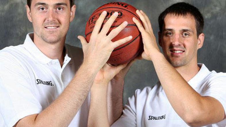 Erazem Lorbek in Domen Lorbek na uradni fotografiji Košarkarske zveze Slovenije.