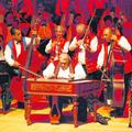 V orkestru nastopa tudi eden od največjih virtuozov na cimbalah Oszkar Ökrös. (F