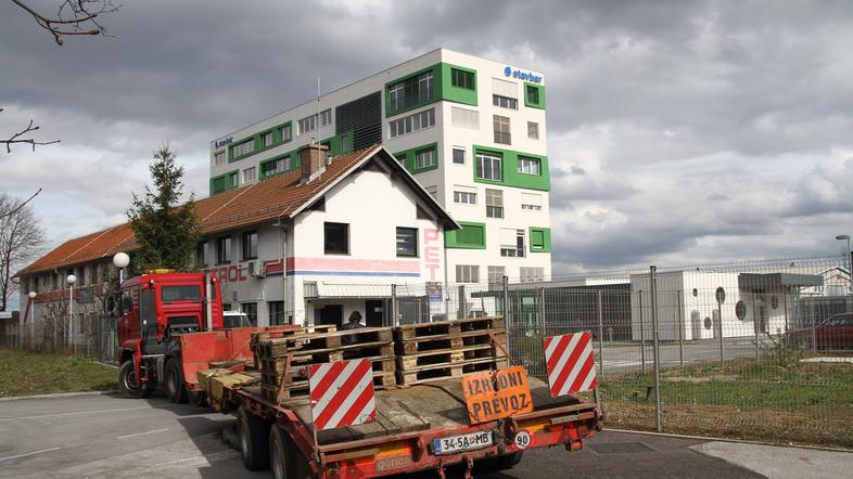 Prisilna poravnava, kot kaže, le ni pomagala rešiti podjetja Stavbar gradnje, v 