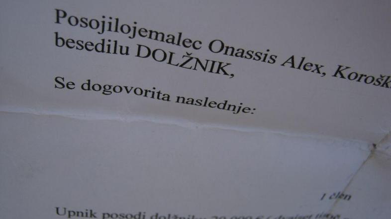 Kopijo notarsko overjene pogodbe o posojilu hranimo v uredništvu. (Foto: Aleksan