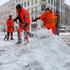 delavci čistijo sneg s pločnikov v Leipzigu