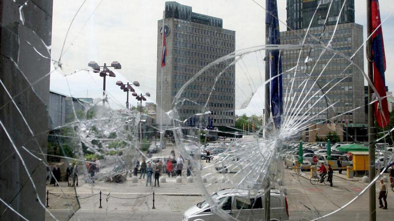 V sredinih demonstracijah je bilo za več kot 20.000 evrov škode. (Foto: Nik Rova