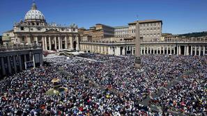 Beatifikacijo je v Vatikanu spremljalo več sto tisoč vernikov, tudi slovenskih. 