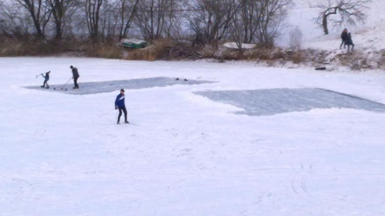 Zaledenelo Šmartinsko jezero v Celju.