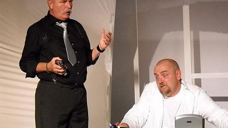 Komedija Sezona naročenih umorov je posvečena avtorju Zlatanu Doriću, izjemnemu 