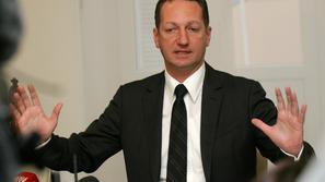 Koprskega župana Borisa Popoviča, ki sicer ni bil navzoč na sodišču, so včeraj b