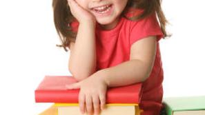 Otroci prvi šolski dan lahko doživljajo z veseljem in pričakovanjem ali pa s str