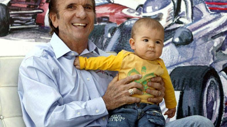 Emerson Fittipaldi s svojim sinom Emersonom mlajšim, ki se je rodil leta 2007.