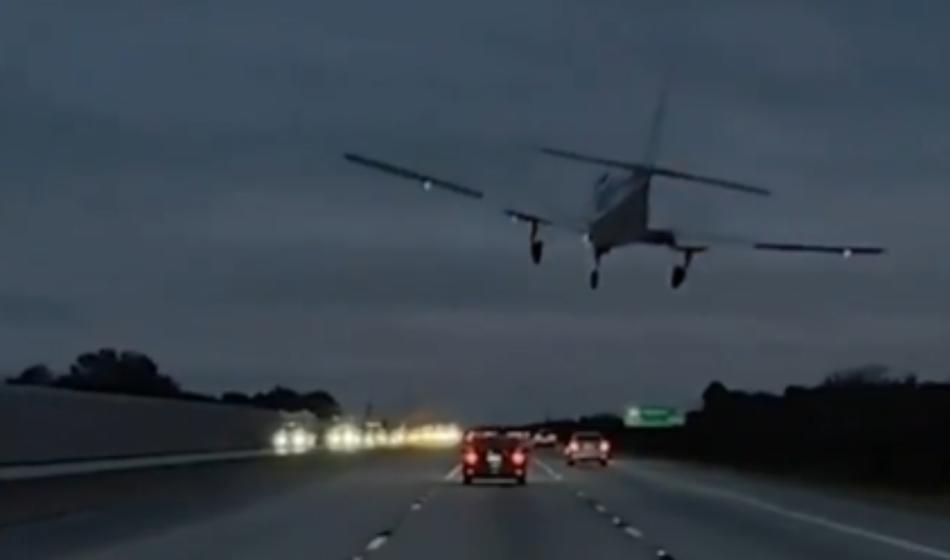Video: Letalo strmoglavilo na avtocesto in pristalo na strehi avtomobila