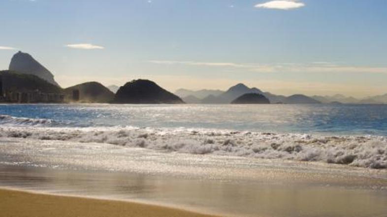 Copacabana je morda celo največja znamenitost Ria de Janeira, ki se že pospešeno