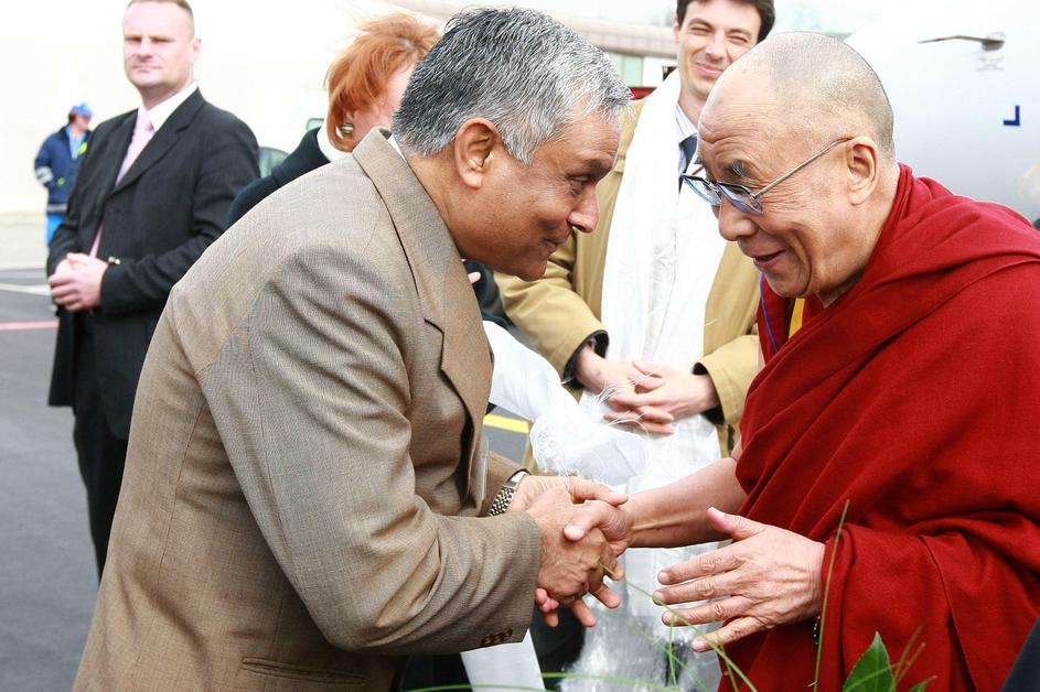 Dalajlama Brnik prihod