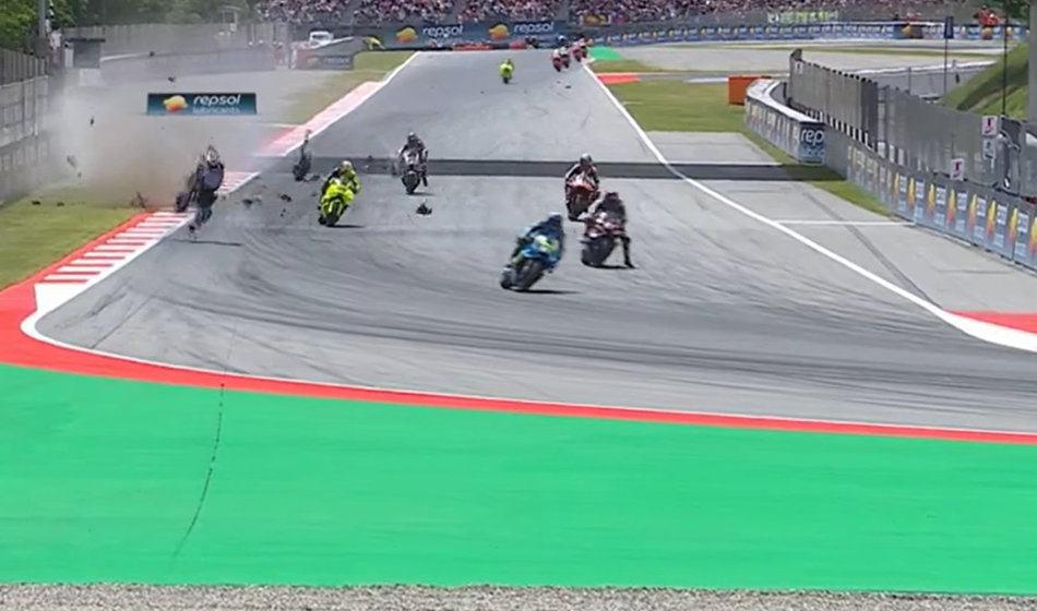 Grozljiv padec prvega favorita v motoGP, z rešilcem v bolnišnico