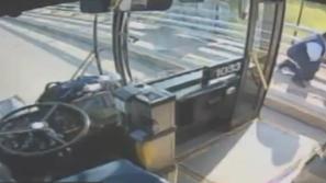 Šofer pomagal ženski 