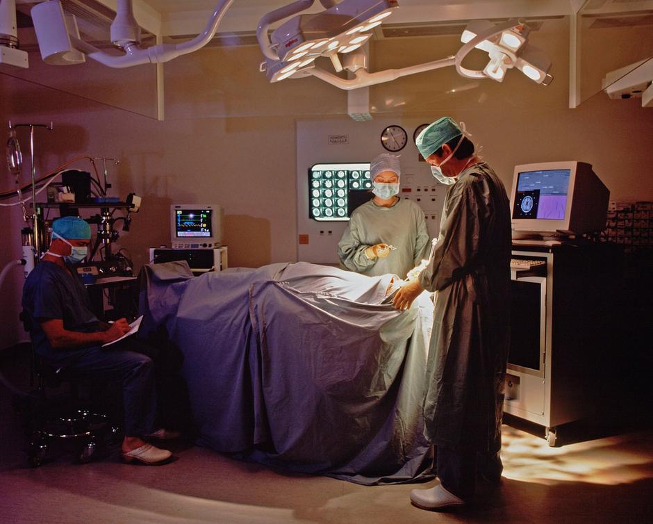 operacija na možgani v operacijski dvorani | Avtor: Profimedia