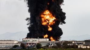 Italija: obsežen požar v tovarni topil