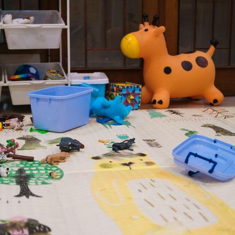 otroška soba igrače na tleh