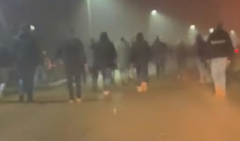 Navijači Hajduka pričakali letalo pristašev Crvene zvezde, sledil je spopad