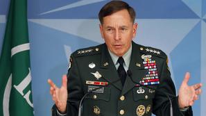 Petraeus je poveljstvo zavezniških sil prevzel, potem ko je McChrystal ostro kri