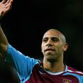 Anton Ferdinand je navijačem West Hama pomahal v slovo.