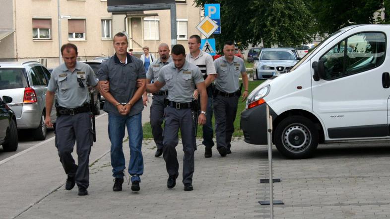 Obtoženi Hartman je na včerajšnji glavni obravnavi udeležbo v pretepu zanikal, K