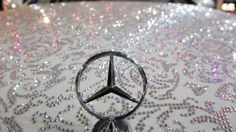 Mercedes, posut s kristali Swarovski.